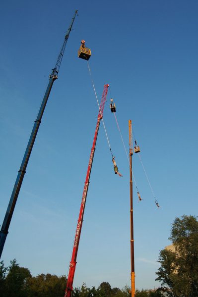 skok na bungee z dźwigu